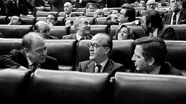 Jordi Pujol junto a Leopoldo Calvo Sotelo y Adolfo Suárez