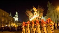 SANTIAGO. Las cofradías están a la espera de saber si el Concello se encargará, como hasta ahora, de los gastos de la edición e impresión de carteles y programas de mano