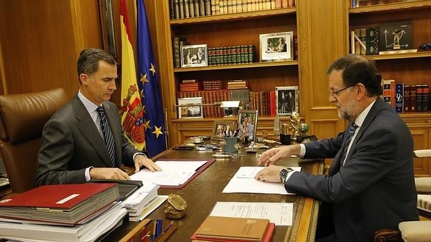 Don Felipe y Rajoy, en el despacho que ambos han mantenido en la tarde de este martes en la Zarzuela