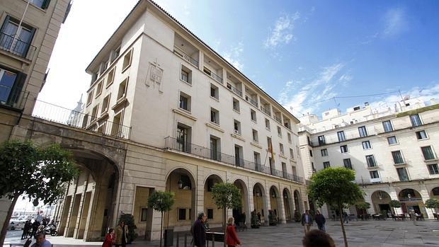 Fachada principal de la Audiencia de Alicante