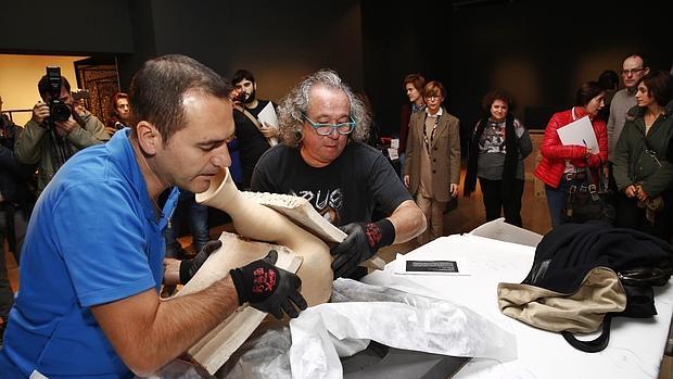 Técnicos del museo desembalan una de las esculturas de Miquel Barceló