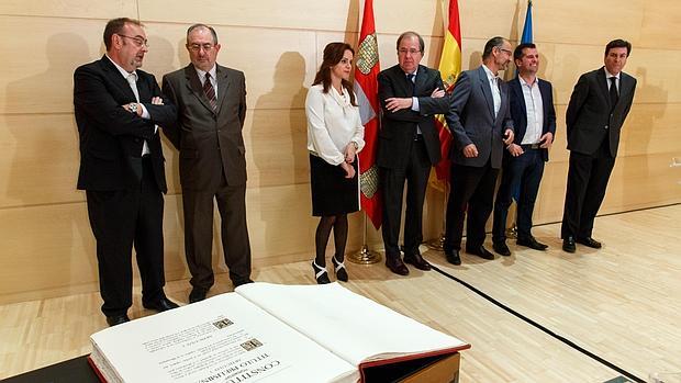 Momento de la firma del documento «Por el futuro de todos»