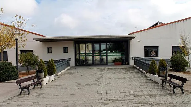 Puerta de entrada a la escuela infantil «Gloria Fuertes» de Bargas