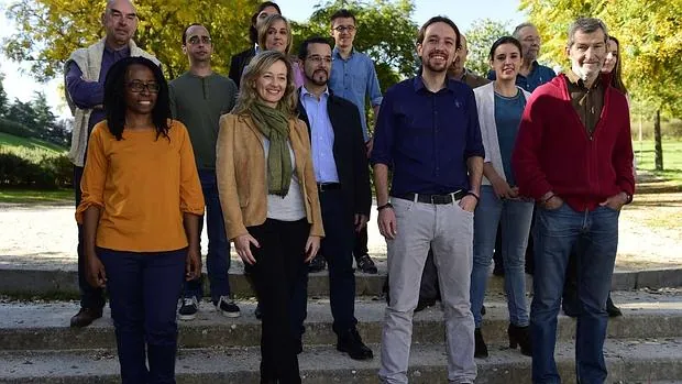 Pablo Iglesias junto a parte de sus candidatos para el 20-D