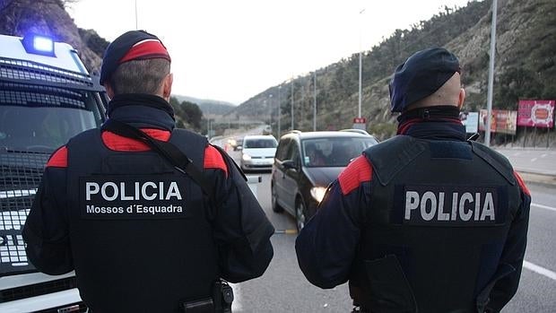 Mossos dÉsquadra durante un control rutinario