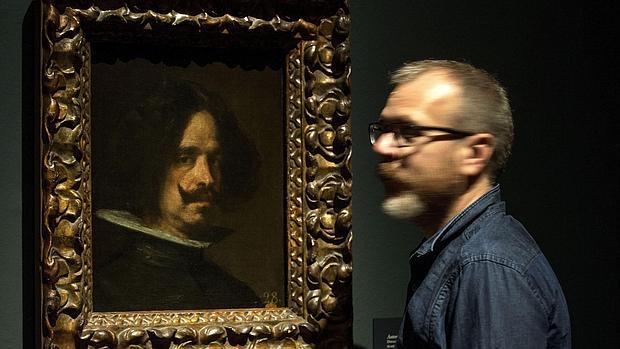 Un hombre observa el autorretrato de Velázquez, una de las obra que forma parte de la exposición inédita «Tiempos de Melancolía»,