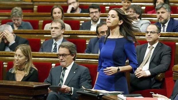 Inés Arrimadas se dirige a la tribuna de oradores en un pleno anterior del Parlament