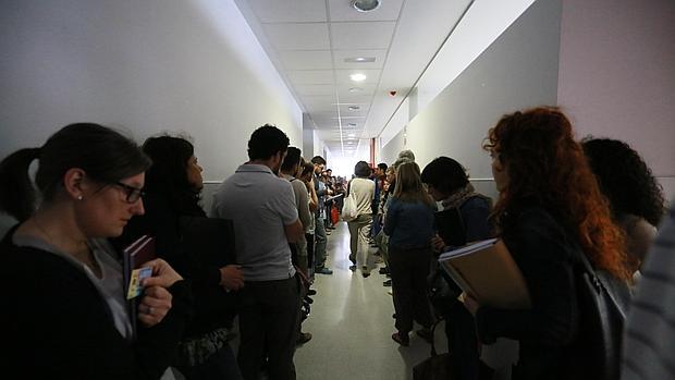 Opositores esperan a realizar un examen en una convocatoria anterior