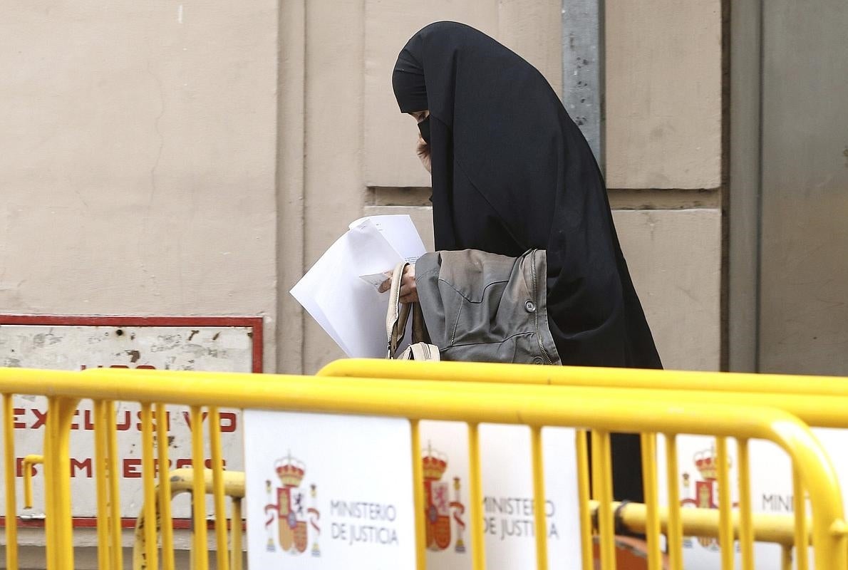 Una mujer con burka, tras declarar en la Audiencia Nacional