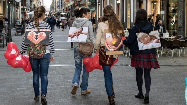 Un grupo de Derecho a Vivir en la calle de Triana