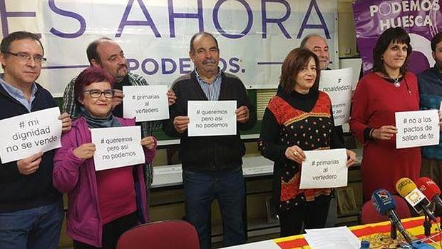 Militantes díscolos de Podemos Huesca, con carteles contra las direcciones regional y nacional del partido