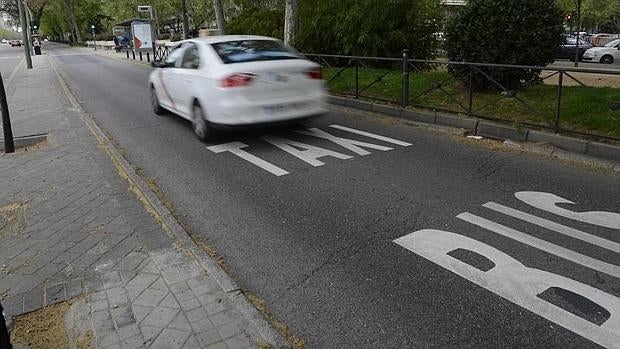 Un taxi circula por un carril del Paseo de la Castellana