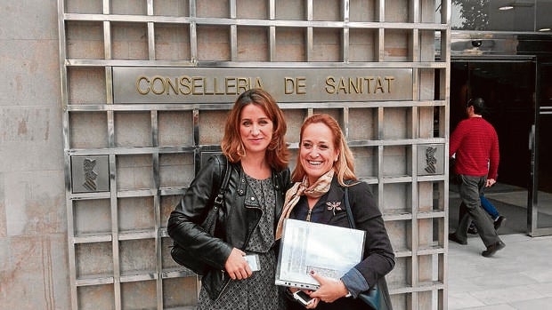 Maite Lárazo (derecha) y su abogado, en la Conselleria de Sanidad