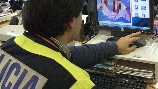 Imagen de archivo de un policía especializado en perseguir la pornografía infantil en internet