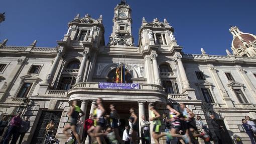 Imagen de la carrera al paso por el Ayuntamiento