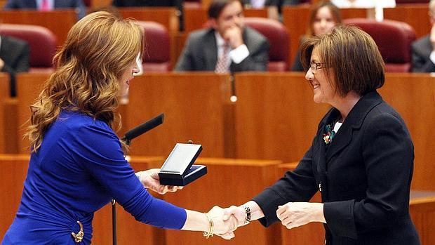 Mar Angulo recibe su medalla como procuradora, de manos de la presidenta de las Cortes, el pasado mes de junio