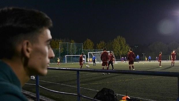 Abel, futbolista del ED Moratalaz, contempla el terreno de juego