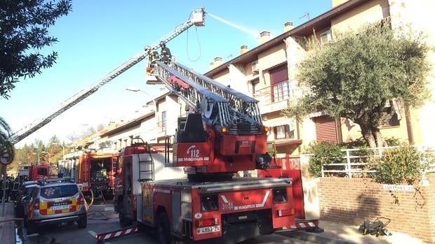 Dotaciones de bomberos, durante la extinción del incendio en Pinto