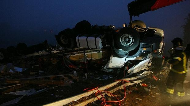 Camión volcado en la A-6 en Ponferrada