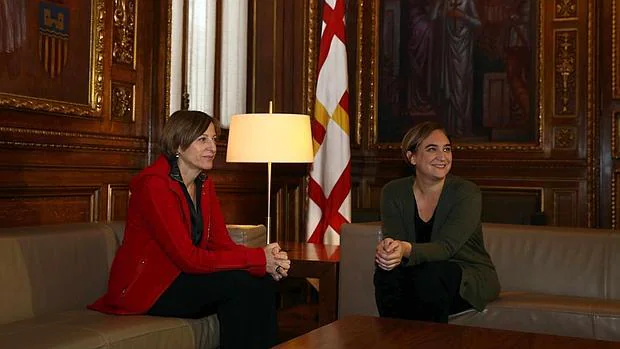 La presidenta del Parlamento catalán, Carme Forcadell, y la alcaldesa de Barcelona, Ada Colau