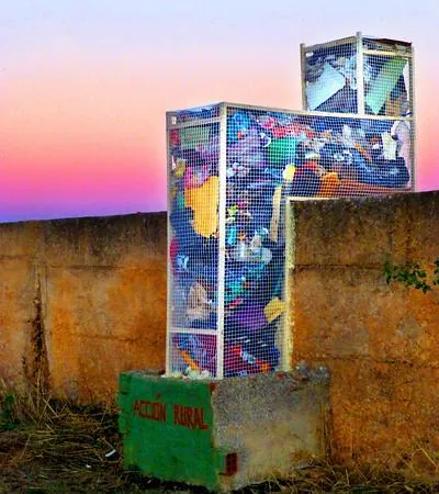 Escultura que contiene la basura recogida en el camino rural