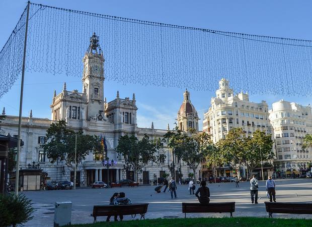 Imagen de los preparativos de la iluminación navideña en la Plaza del Ayuntamiento