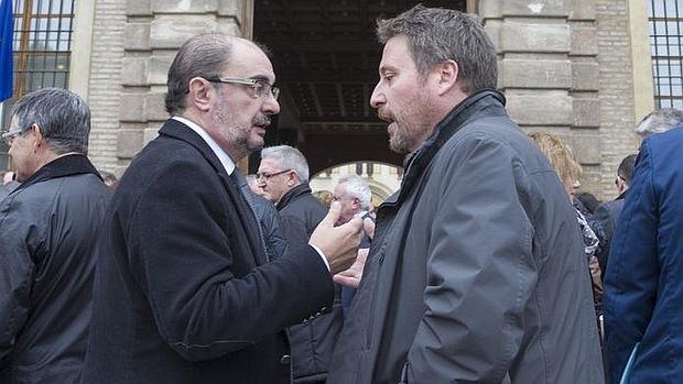 El presidente aragonés, Javier Lambán (PSOE), conversando con su socio de gobierno, José Luis Soro, de CHA