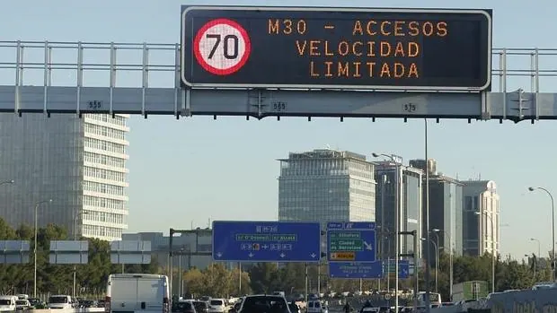 Uno de los carteles que la semana pasada anunciaba el límite de velocidad en la M-30 y los accesos