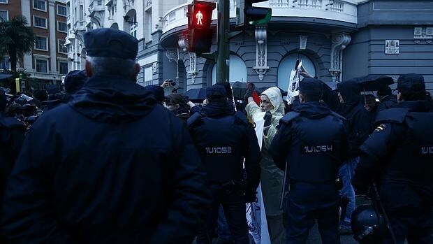 Agentes de la Policía Nacional vigilan una manifestación en las calles de Madrid