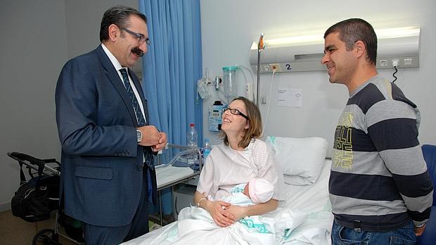 El consejero de Sanidad visita a una mujer en el hospital