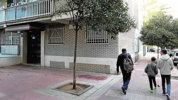 Edificio de la calle de Santander en el que estuvo 28 horas retenido un delincuente