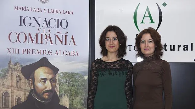 María y Laura Lara posan con la portada de su ensayo