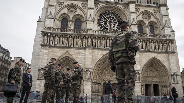 Soldados galos patrullan cerca de la catedral de Notre Dame en París