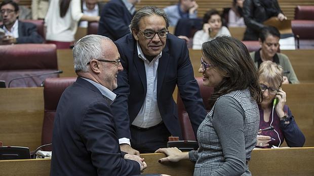 Montiel (Podemos) conversa en las Cortes con Mata (PSPV) y Oltra (Compromís)