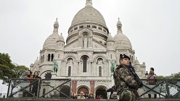 Un militar monta guardia frente a la basílica del Sagrado Corazón de París