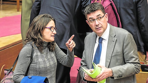 Mónica Oltra y Enric Morera, ayer en las Cortes