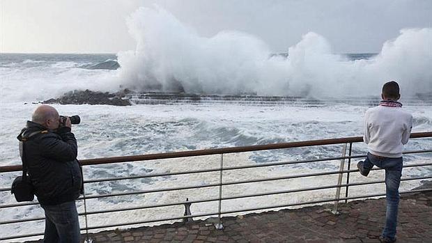 Un hombre fotografía el fuerte oleaje en Bajamar, en Tenerife