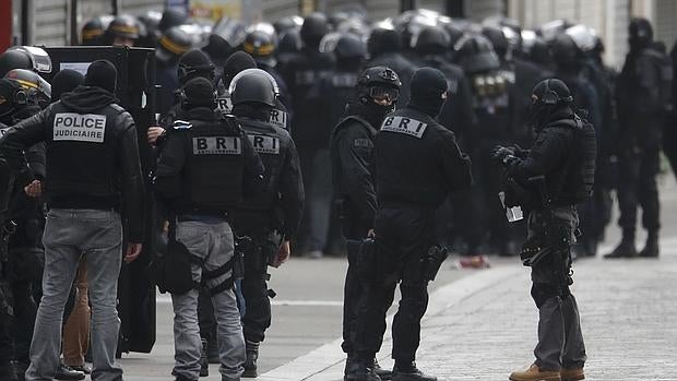 Agentes de las fuerzas especiales francesas durante la operación policial de hoy en Saint Denis