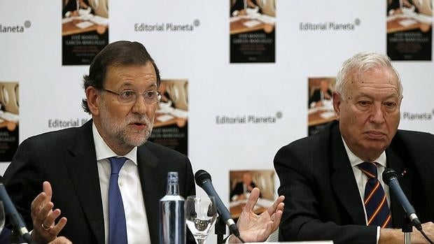 El presidente del Gobierno, Mariano Rajoy , durante la presentación del libro «Todos los cielos conducen a España» del ministro de Asuntos Exteriores y Cooperación, José Manuel García-Margallo