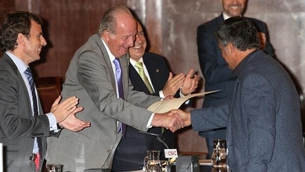 Don Juan Carlos entrega el X Premio Fondena al presidente de GREFA, Ernesto Álvarez, en el CSIC