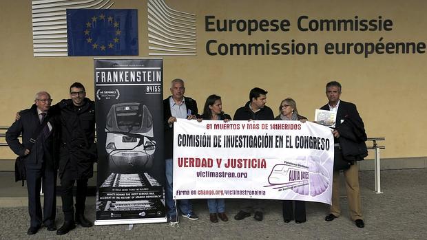 Víctimas del Alvia en la sede de la Comisión Europea
