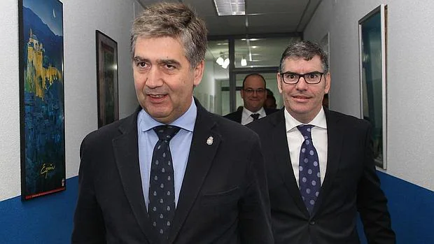 El director general de la policía, Ignacio Cosidó (I), junto al presidente del CSI-F de Palencia, Benjamín Castro