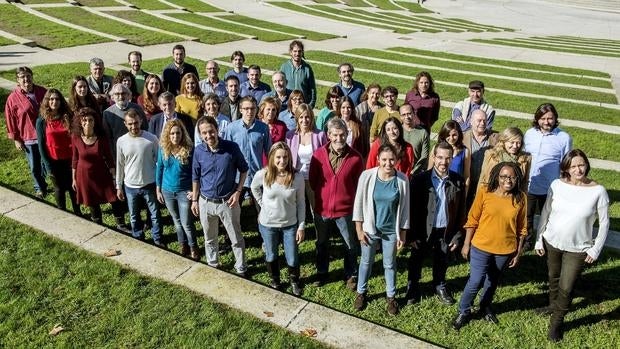 Foto de familia de parte de los candidatos de Podemos para el 20-D