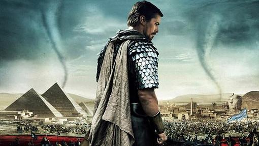 Las pirámides y Christian Bale, sobre el paisaje de Fuerteventura