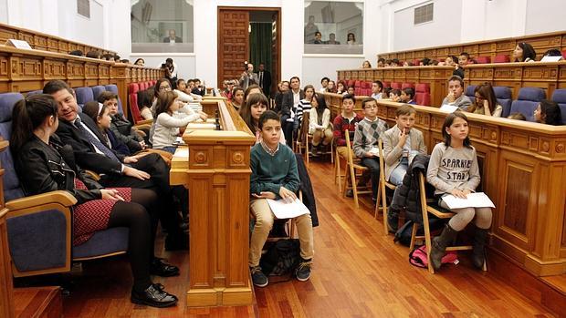 García-Page, a la izquierda, en el pleno de niños