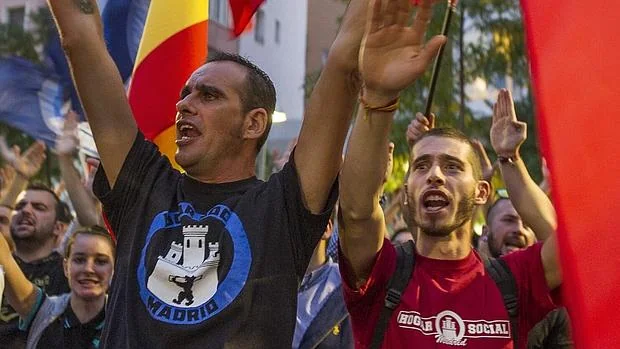 Los miembros del neonazi Hogar Social Madrid han realizado varias manifestaciones (arriba, la del 26 de septiembre) y cuatro «okupaciones» en poco más de un año, la última, en la antigua sede del NO-DO