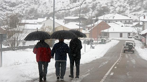 Tres vecinos de Villamanín (León) entre la nieve caída por la mañana