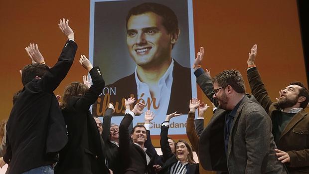 Albert Rivera, en el centro, hoy en el Palacio Municipal de Congresos de Madrid