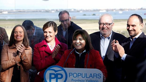 Isabel Bonig, en Sueca, con los miembros de la candidatura por Valencia