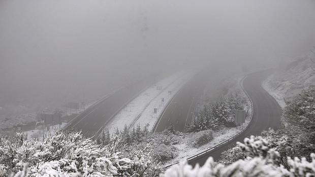 Empiezan a caer los primeros copos de nieve en el puerto de A Canda